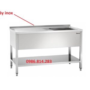 bàn bếp có gáy inox 1 chậu rửa có bàn bếp bên cạnh