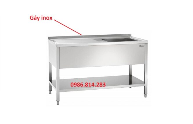 bàn bếp có gáy inox 1 chậu rửa có bàn bếp bên cạnh