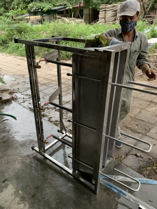 chậu rửa tay công nhân có vòi đạp chân tự chế