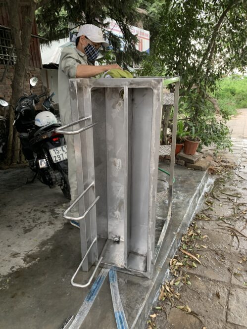 chậu rửa tay công nhân có vòi đạp chân tự chế