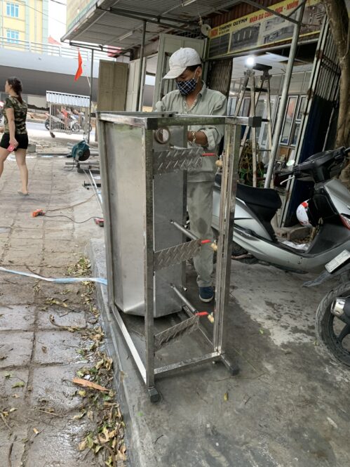 chậu rửa tay công nhân có vòi đạp chân tự chế