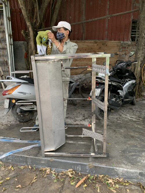 chậu rửa tay công nhân có vòi đạp chân tự chế