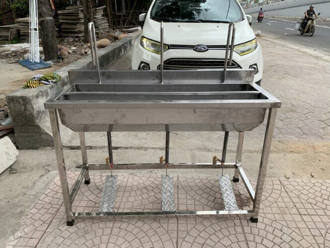 chậu rửa tay công nhân có vòi đạp chân tự chế