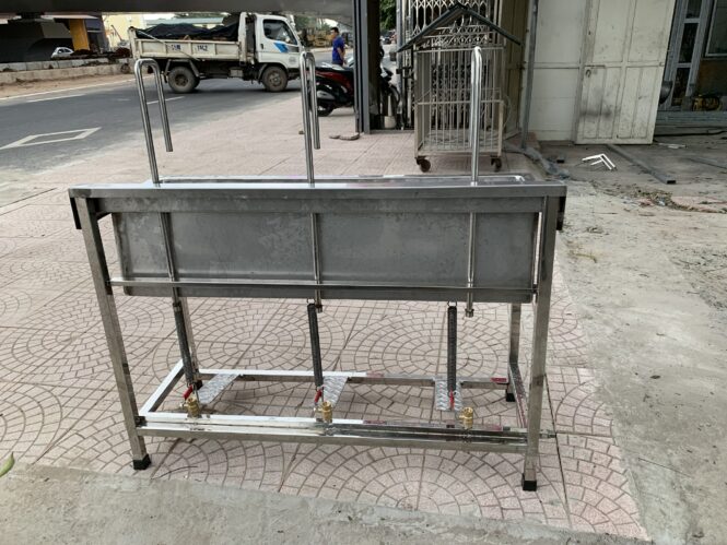 chậu rửa tay công nhân có vòi đạp chân tự chế