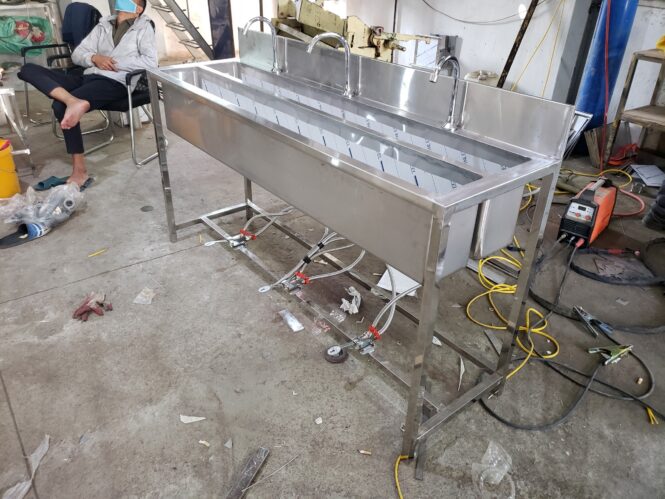 chậu rửa tay có gắn thêm vòi đạp chân