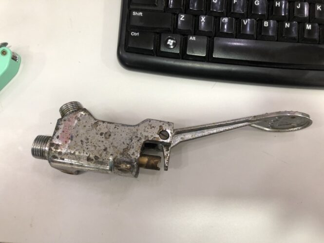 vòi nước đạp chân bị xỉn màu