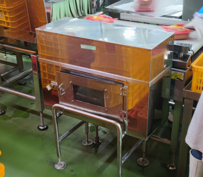 tủ chứa xúc xích bị lỗi bằng inox 304 ngoài thực tế
