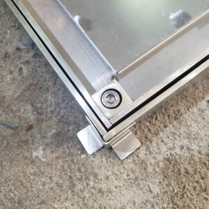 1 góc khóa inox tại góc vuông của nắp bể