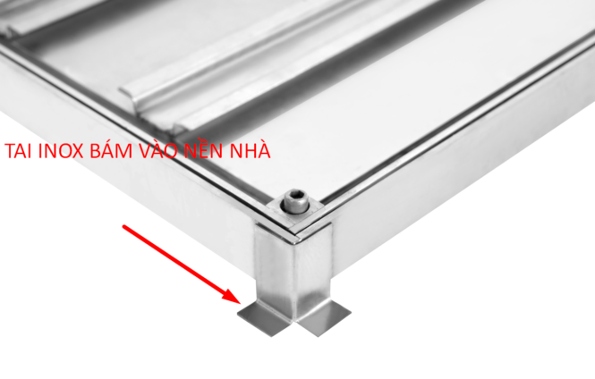 tai inox của nắp bể nước bám vào nền nhà