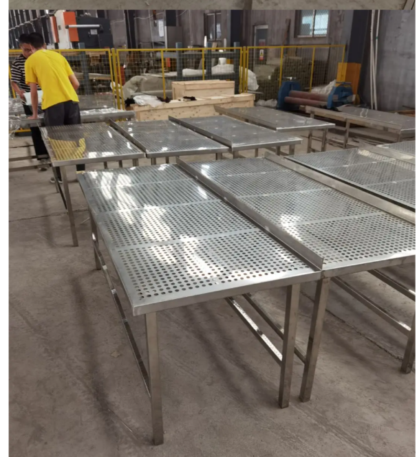 bàn inox có lỗ thông hơi