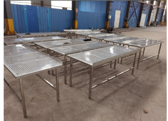 bàn inox có lỗ thông hơi