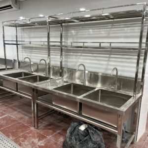 bôn rửa dụng cụ inox có giá treo đồ bên trên