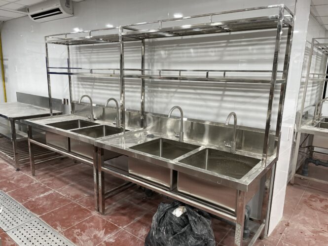 bôn rửa dụng cụ inox có giá treo đồ bên trên