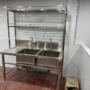 bôn rửa dụng cụ inox có giá treo đồ bên trên