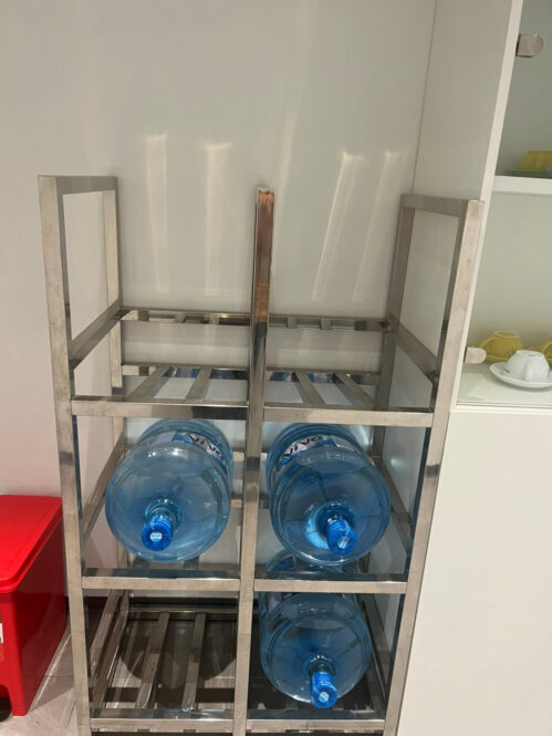 kệ inox để bình nước uống 