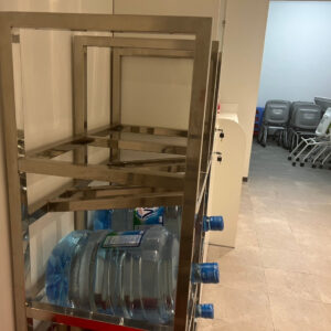 kệ inox để bình nước uống