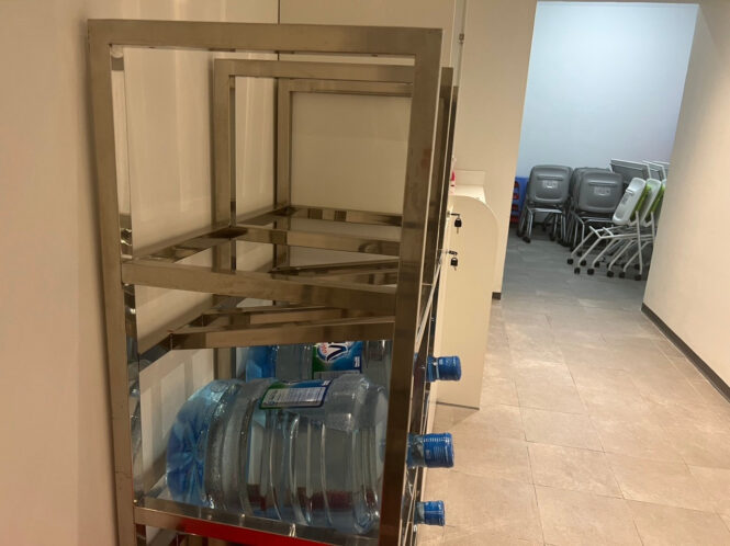 kệ inox để bình nước uống 