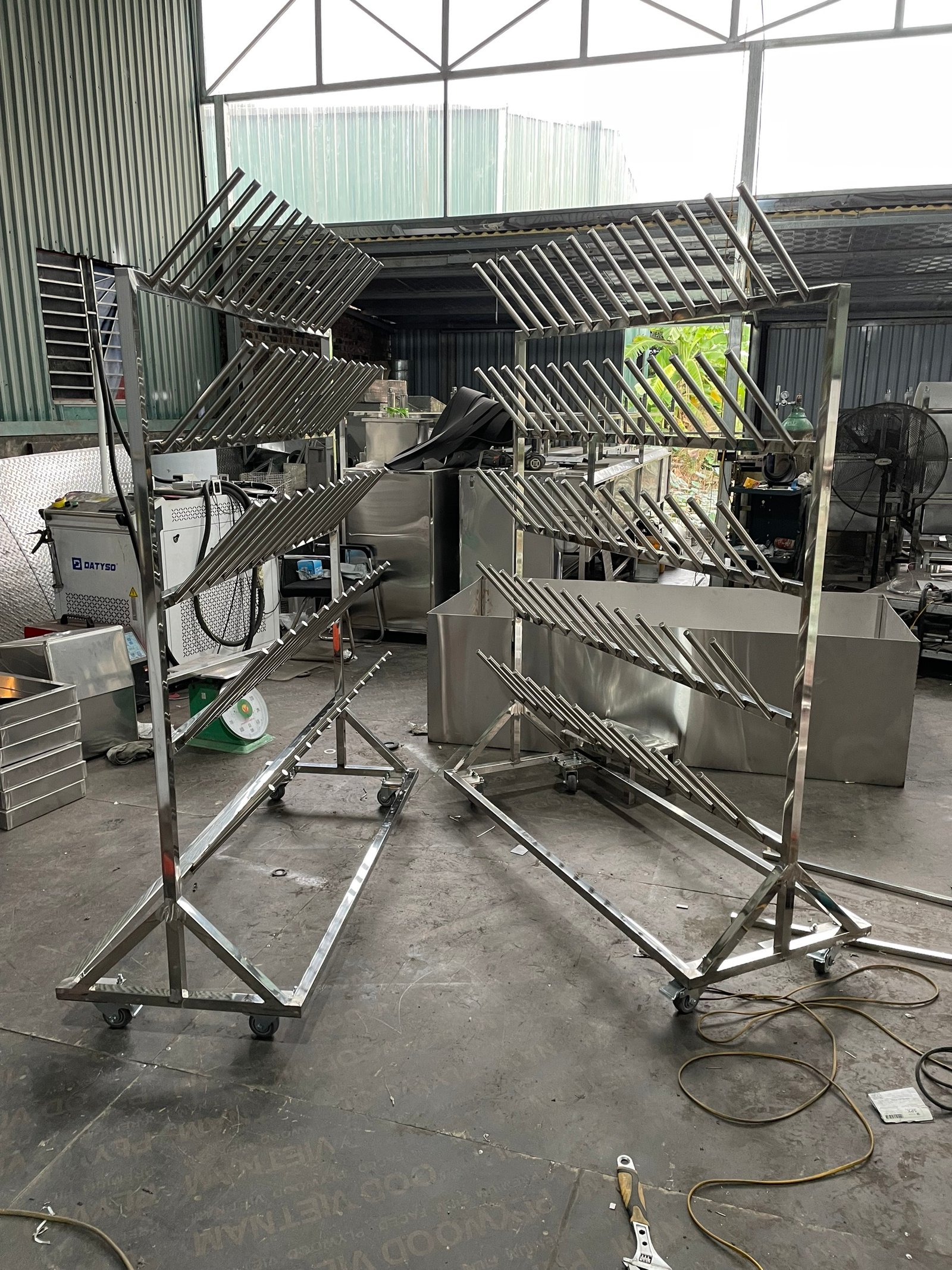 Kệ inox treo 35 đôi ủng