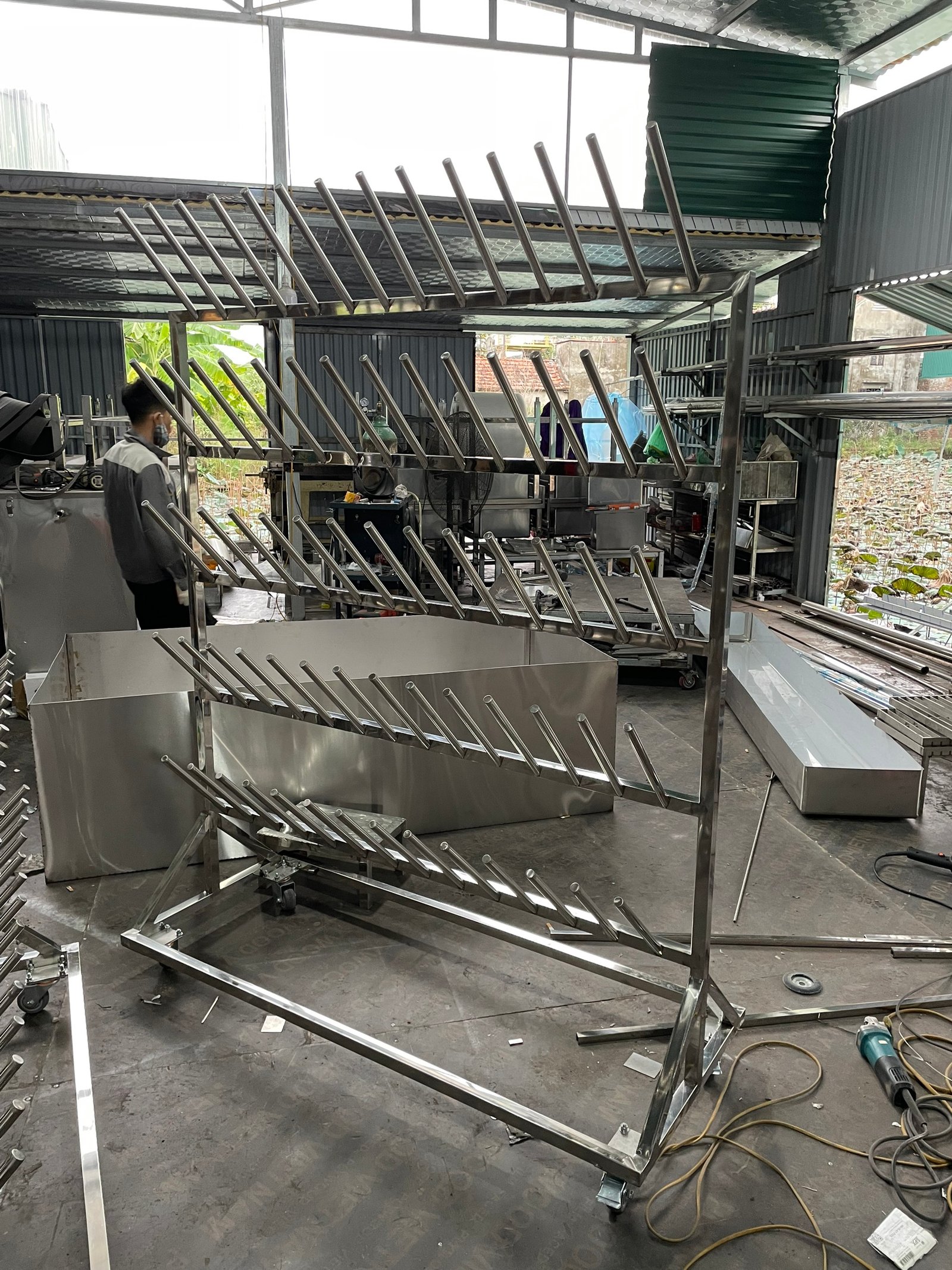 Kệ inox treo 35 đôi ủng