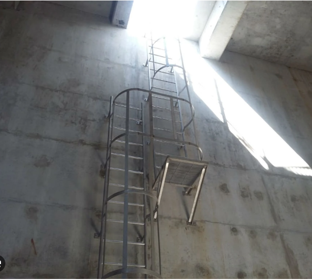 thang inox có lồng bảo vệ