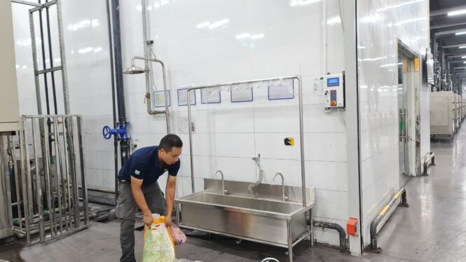 chậu giặt đồ công nhân nhà máy