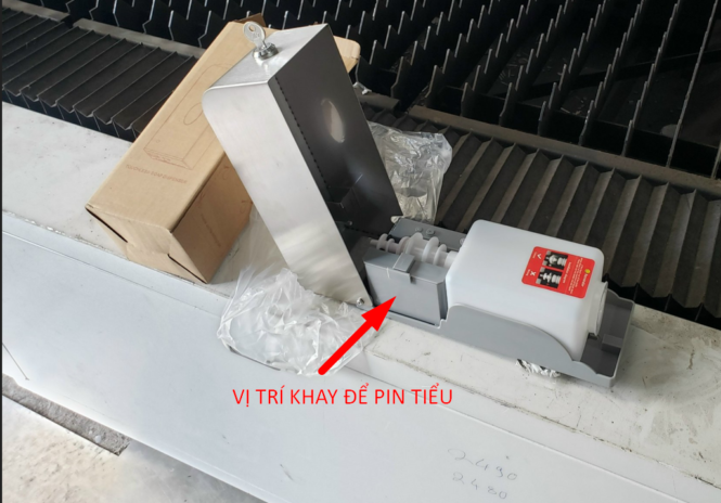 Vị trí khay để pin tiểu của bình xà phòng treo tường 